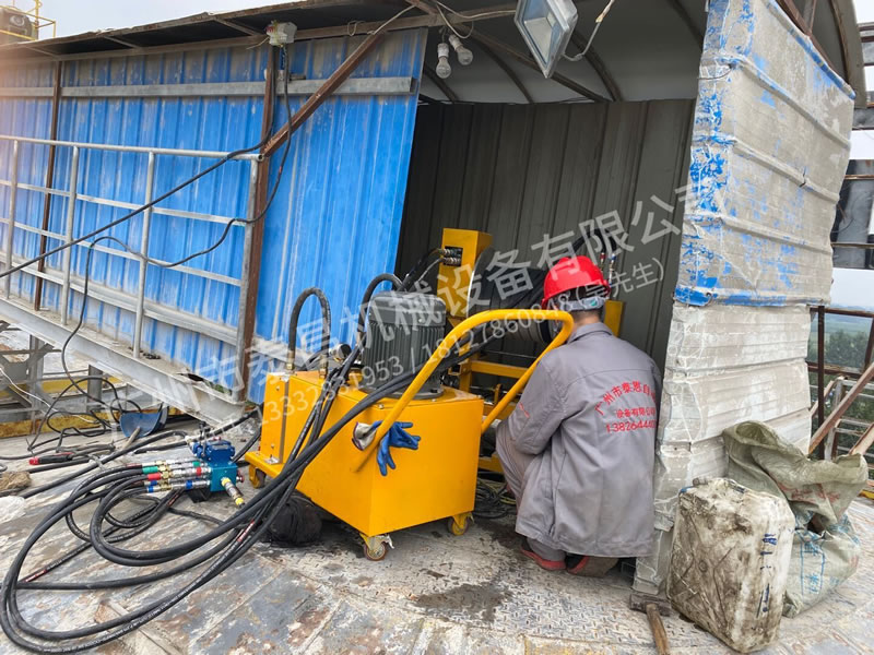 河南省某水泥集团钢板库清理挂壁料应用